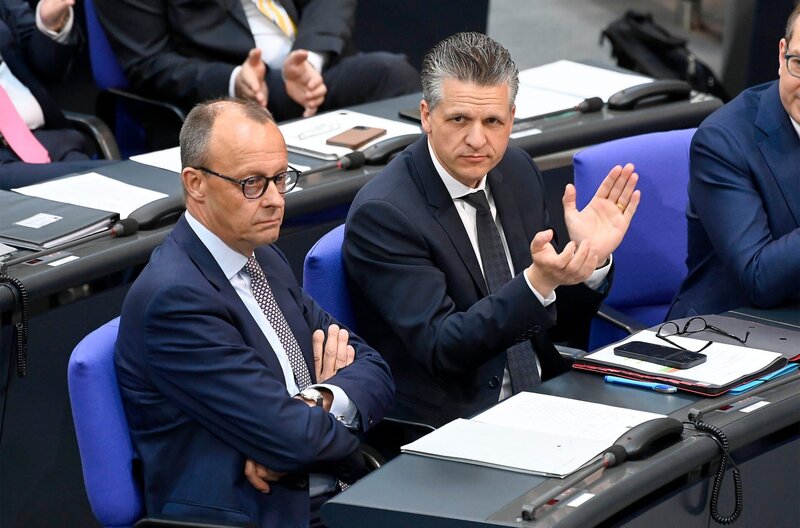 Friedrich Merz (l.) und Thorsten Frei sind seit Jahren ein Gespann auf dem Weg zur Macht. Im Bundestag saßen sie nebeneinander. – Bild: SWR/​Frederic Kern/​Geisler-Fotopress