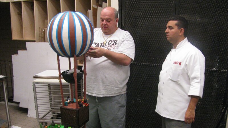 Mauro and Buddy with the Make a Wish balloon cake. – Bild: Discovery Communications Inc/​Carlin Cwik/​Carlin Cwik