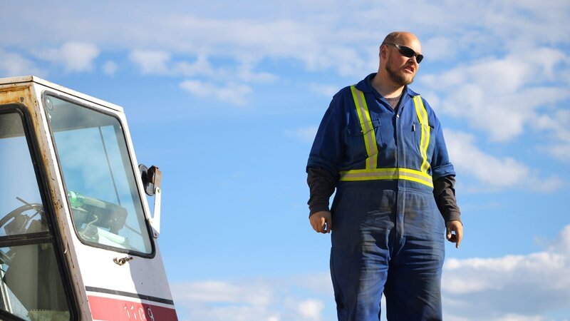 Mike Beets stood next to crane cab – Bild: 2024 Warner Bros. Discovery, Inc. or its subsidiaries and affiliates. All rights reserved.