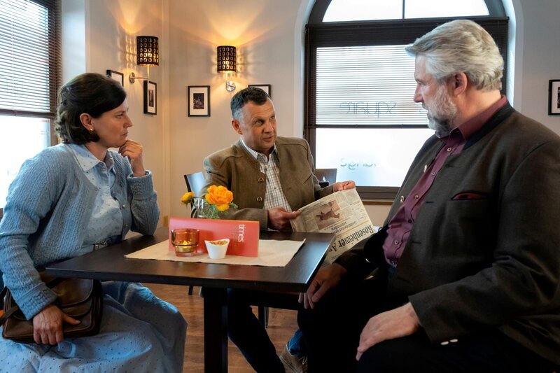Kommissar Stadler (Dieter Fischer, r.) und seine Frau Hilde Stadler (Isabel Mergl, l.) sind gespannt auf die Erklärung ihres Freundes Karli Schlickenrieder (Gerhard Wittmann, M.). – Bild: ZDF Enterprises GmbH