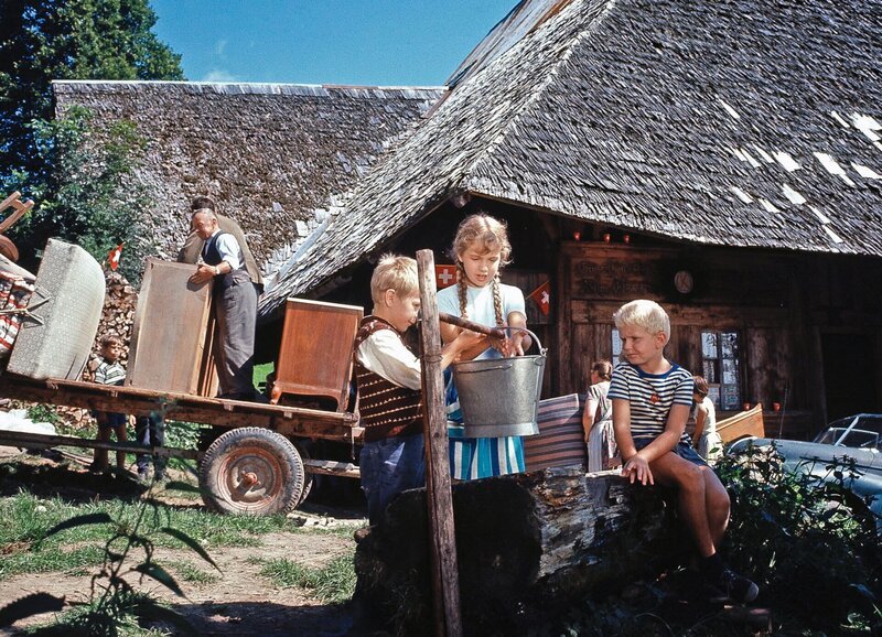 Die 6 Kummerbuben Neue Freundschaften: Im Vordergrund: Uli Hager als Peterli, (Mädchen unbekannt), Urs Welsch als Päuli – Bild: SRF/​Neue Film AG/​S.Kuhn /​ Beat Schenk