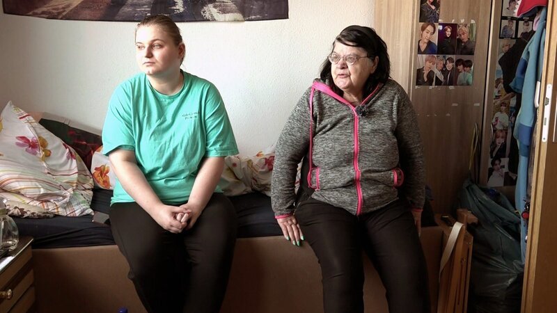 Für Brigittes Tochter Nicole läuft es grade eher bescheiden. Erst hat sie durch ihre gesundheitlichen Probleme ihren Job als Reinigungskraft verloren. Jetzt ist auch noch der Bildschirm der leidenschaftlichen Gamerin kaputt. – Bild: RTLZWEI, UFA SHOW & FACTUAL