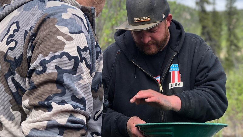 Rick Ness smiling holding sluice pan – Bild: Discovery Communications, LLC