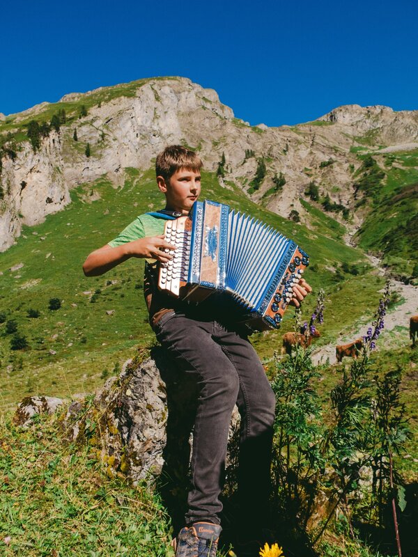 Samuel Bertl mit seiner Ziehharmonika. – Bild: RANFILM TV & Film Production GmbH