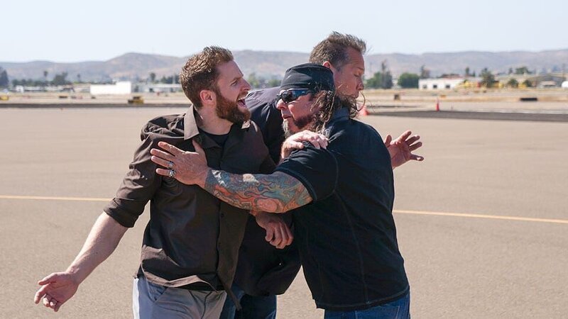 Danny Thompson holds back the competition while Ken Cage gets the airplane ready to fly. – Bild: Discovery Communications