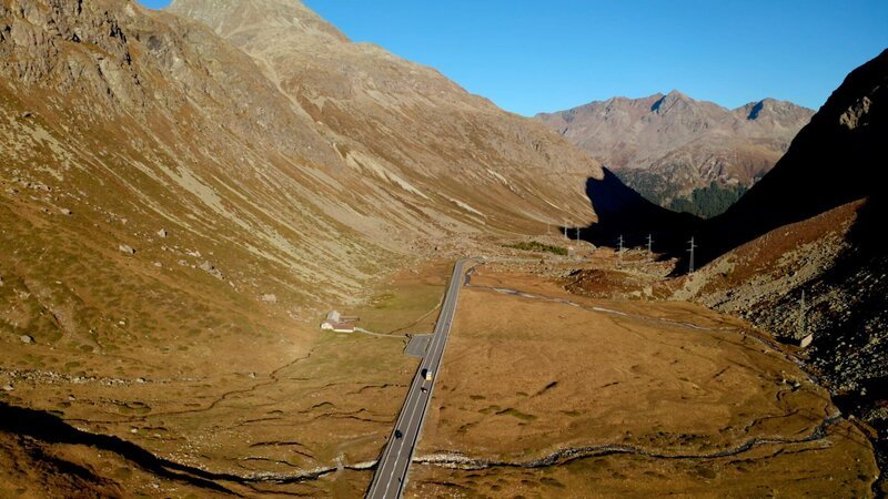 Vom Julierpass geht es bergab ins Engadin. – Bild: ZDF und SRF