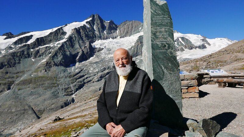  Dreharbeiten zu „Mein Lebensberg – Sepp Forcher und der Großglockner“: Sepp Forcher beim Albert-Wirth-Gedenkstein am Ende des Gamsgrubenweges beim Wasserfallwinkel, im Hintergrund der Glockner. – Bild: ORF/​Landesstudio Steiermark/​Heribert Senegacnik