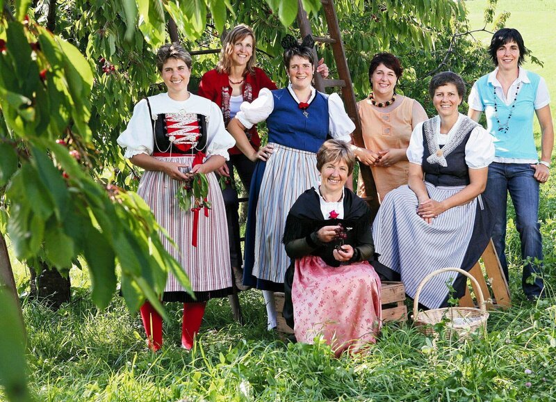 SF bi de Lüt Landfrauenküche – Gstaad BE Folge 17 Die Landfrauen: Christine Alder (Hallau SH), Heidi Schmid (Menzingen ZG), Priska Abegg (Steinerberg SZ), Elisabeth Raaflaub (Gstaad BE), Veronika Oswald (Näfels GL), Heidi Ineichen (Wolfhalden AR), Diana Tscherry (Agarn VS) – Bild: SRF/​Merly Knörle