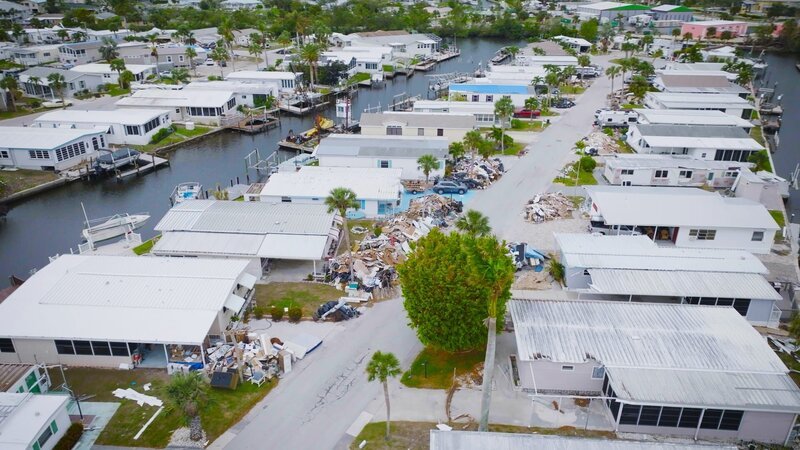 Fast alle Unterkünfte in Fort Myers wurden überflutet. – Bild: Warner Bros. Discovery