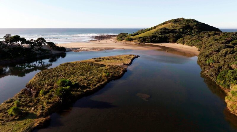 Die Wild Coast: dichte Küstenwälder, raue Klippen – und ein Paradies für Surfer. – Bild: 3sat Die Wild Coast: dichte Küstenwälder, raue Klippen – und ein Paradies für Surfer. – Bild: 3sat