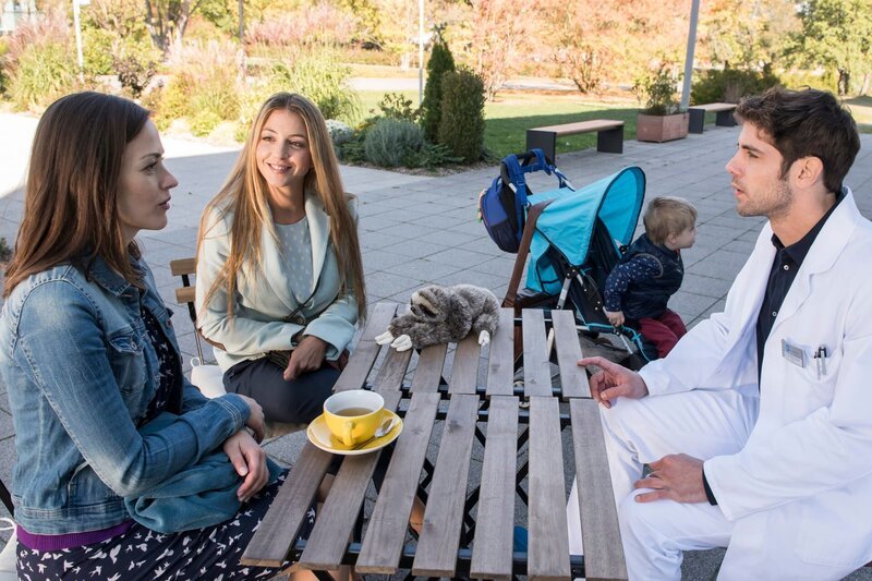 Als Carolin (Janina Flieger, l.) Niklas (Roy Peter Link, r.) von der neuen Wohnung erzählt, kommt Arzu (Arzu Bazman, M.) mit Max hinzu. Kurzerhand bieten sich die beiden Frauen das Du an und Carolin lädt Arzu zum Abendessen ein. – Bild: ARD/​Jens Ulrich Koch