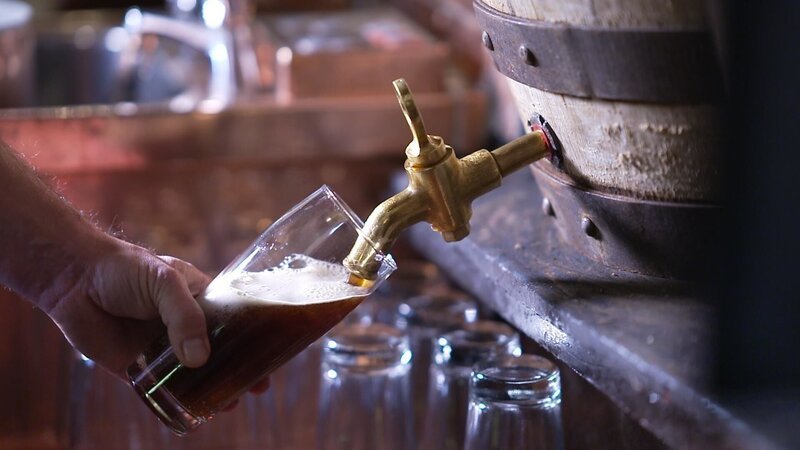 Ein Bier wird gezapft. – Bild: ZDF und Thomas Kerbholz