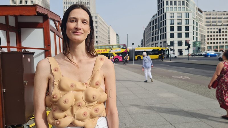 Mit ihrem „Brusthemd“ möchte Annique Delphine auf die Sexualisierung des weiblichen Oberkörpers aufmerksam machen. Doch die Selbstporträts der Künstlerin werden auf Instagram immer wieder blockiert – der Vorwurf: Pornografie. Sie erzählt, wie sie damit umgeht. – Bild: 3sat
