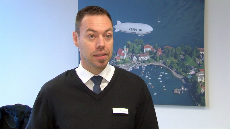 Mario Gasser wird im deutschen Friedrichshafen zum Zeppelin-Piloten ausgebildet. – Bild: ORF