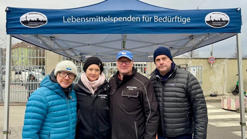Von links: Simon Schwarz, Kerstin Brüsch (Münchner Tafel e.V.), Steffen Horak (Münchner Tafel e.V.) und Sebastian Bezzel. – Bild: Matthias Schrauff /​ BR, Film Five GmbH
