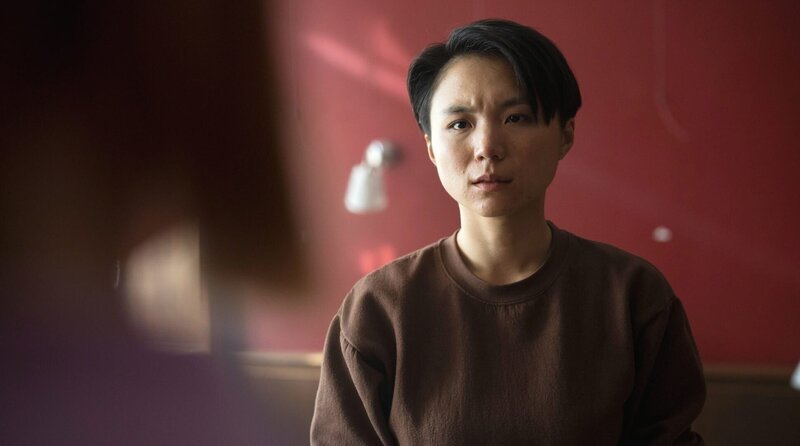 Shen Bo (Yun Huang) stammt aus Shanghai. Als Psychiaterin nimmt sie an einem Ärztekongress in Dortmund teil. Doch was führt sie ausgerechnet unmittelbar in die Nähe der Haiden Villa? – Bild: ORF/​WDR