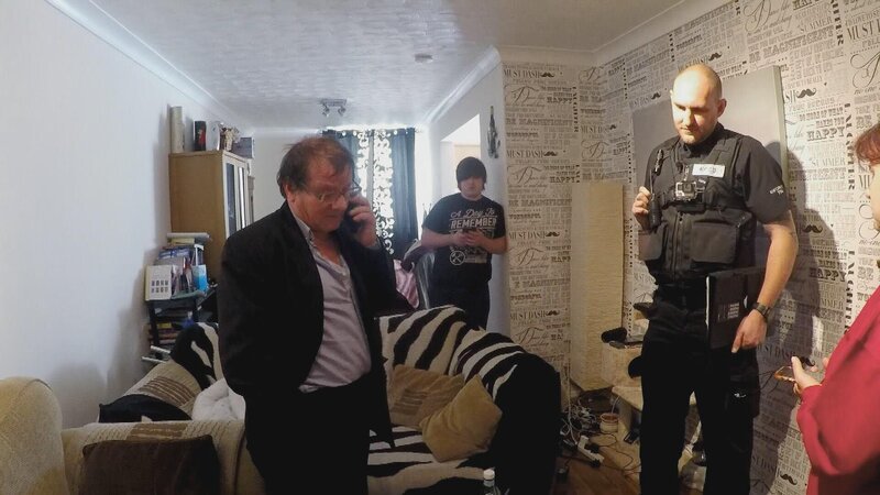 Police officer is investigating a house – Bild: Warner Bros. Discovery