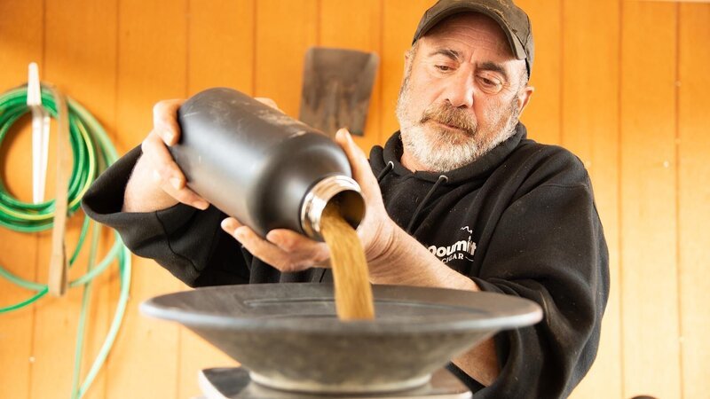 Chris Doumitt pouring gold – Bild: Discovery Communications, LLC