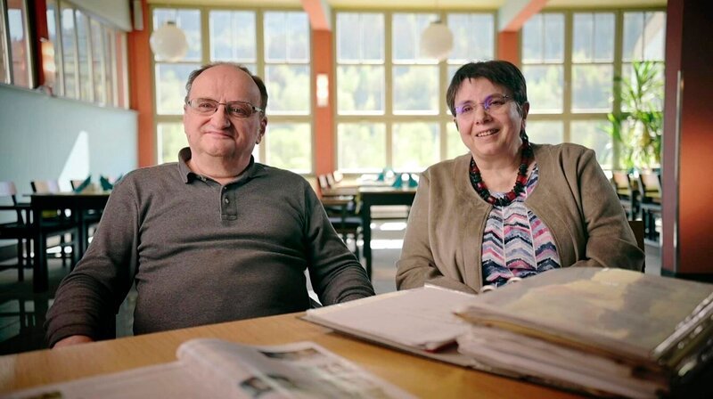 Antje und Dieter Nagel halten sich bei der Restaurierung an das originale Form- und Farbkonzept von Alfred Arndt, der in den 1920er-Jahren am Bauhaus Dessau studierte. Sie lassen auch die Lampen nachbauen und weihen den einstigen Blauen Saal 2005 wieder als Hotel-Restaurant ein. – Bild: phoenix/​MDR
