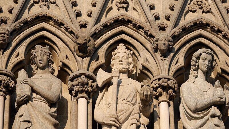 Der Heilige Olav mit Axt und Reichsapfel. – Bild: xplore