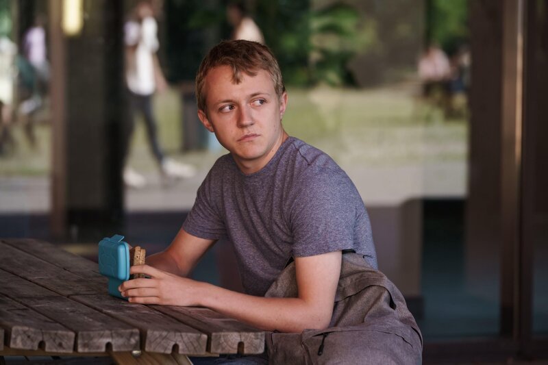 Maurice (Jakob Schmidt) belauscht seine Mitschüler, die sich über die Beschaffung einer Droge unterhalten. – Bild: RTL /​ Stefan Erhard