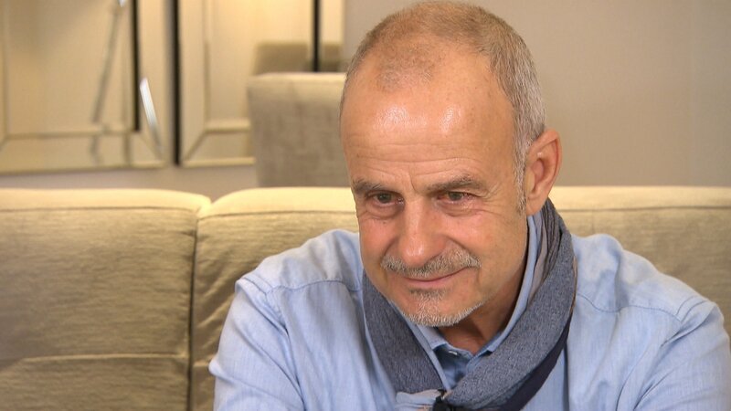 Neil (Bild) ist auf der Suche nach seiner Mutter und hofft dabei auf die Unterstützung der erfahrenden Julia Leischik. – Bild: SAT.1