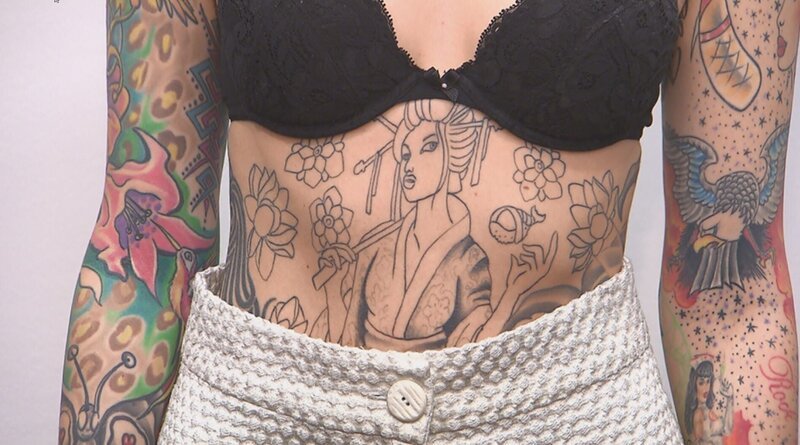 Model mit Tattoo – Bild: Curiosity Channel