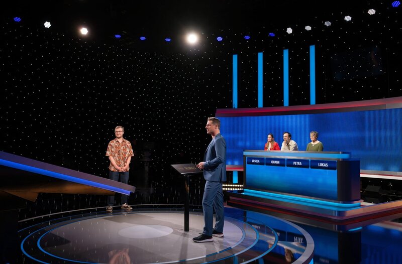 Moderator Alexander Bommers (M.) mit den Kandidaten: Lukas Kettler (l.), Ursula Spahni (3.v.r.), Johann Schurig (2.v.r.) und Petra Pohl (r.) – Bild: ARD/​Markus Hertrich