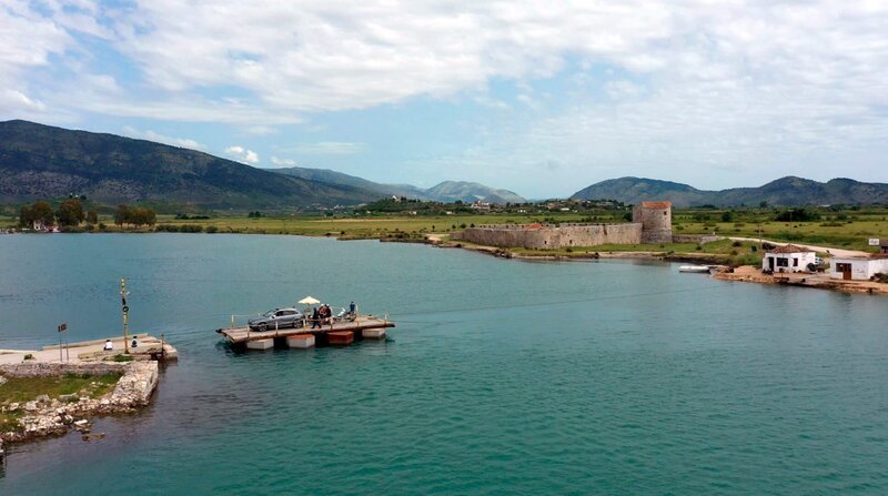Die Drahtseilfähre über den Vivari-Kanal ist seit Jahrzehnten eine abenteuerliche Abkürzung auf dem Weg zur berühmten Ruinenstadt Butrint. – Bild: NDR/​nonfictionplanet/​Florian Mel