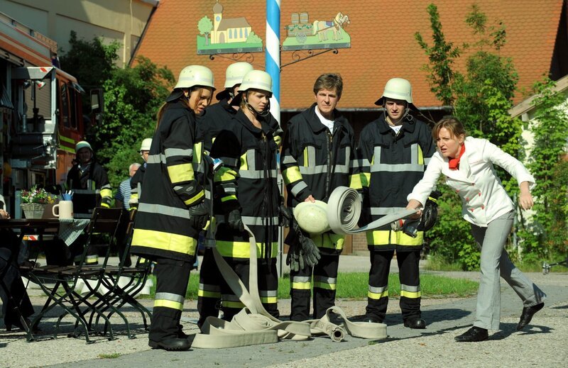 Die Feuerwehrmänner und -frauen von Lansing sind total baff, als Vroni die Übungen fehlerfrei ausführt. Von links: Trixi Preissinger (Doreen Dietel), Caroline Ertl (Teresa Rizos), Ludwig Brunner (Martin Wenzl), Roland Bamberger (Horst Kummeth), Florian (Tommy Schwimmer) und Veronika Brunner (Senta Auth). – Bild: BR