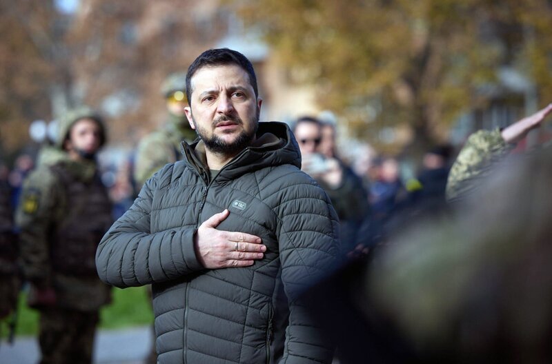 Der ukrainische Präsident Selenskyj nach der Befreiung von Cherson. – Bild: Ukraine Presidency