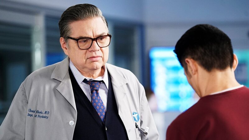 Er redet ihm ins Gewissen, l-r: Oliver Platt als Dr. Daniel Charles, Brian Tee als Dr. Ethan Choi – Bild: SRF/​NBC Universal