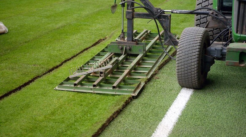 NDR Fernsehen WIE GEHT DAS? DER PERFEKTE RASEN, „Gras säen, pflegen, rollen“, am Mittwoch (01.04.20) um 18:15 Uhr. Der Rollrasen wird ins Volksparkstadion verlegt © NDR/​Hanse TV, honorarfrei – Verwendung gemäß der AGB im engen inhaltlichen, redaktionellen Zusammenhang mit genannter NDR-Sendung bei Nennung „Bild: NDR/​Hanse TV“ (S2). NDR Presse und Information/​Fotoredaktion, Tel: 040/​4156–2306 oder -2305, pressefoto@ndr.de – Bild: NDR/​Hanse TV /​ NDR Presse und Information