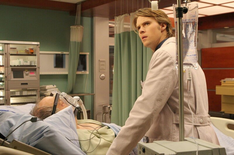 Dr. Robert Chase (Jesse Spencer, r.) untersucht den 66-jährigen Henry Errington (Howard Hessman, l.), der während eines Kartenspiels einen Abwesenheitsanfall erlitten hat. – Bild: ATV2