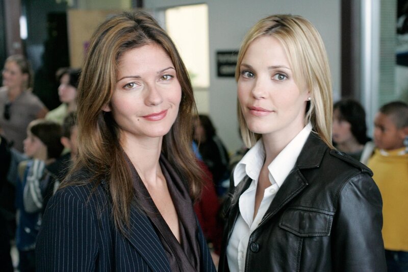 Diesmal gehen Jordan (Jill Hennessy, l.) und Lu Simmons (Leslie Bibb) sehr emotional an einen Fall heran. Ein Kind hat sich das Leben genommen. – Bild: RTL /​ NBC Universal