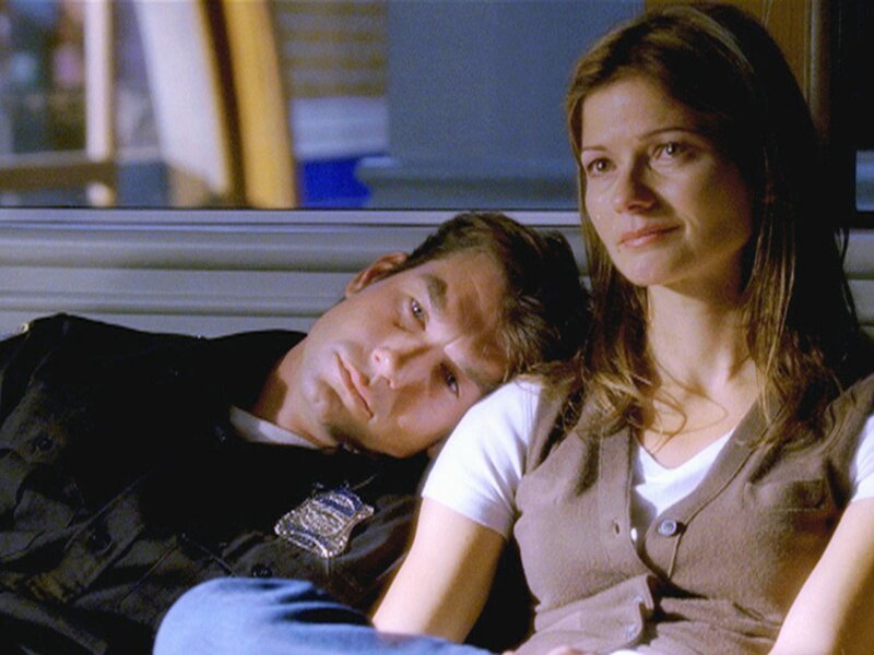 Es war ein schrecklicher, langer Tag in Boston: Gemeinsam versuchen Woody (Jerry O’Connell) und Jordan (Jill Hennessy) die unglaublichen Geschehnisse zu verarbeiten. – Bild: RTL /​ NBC Universal