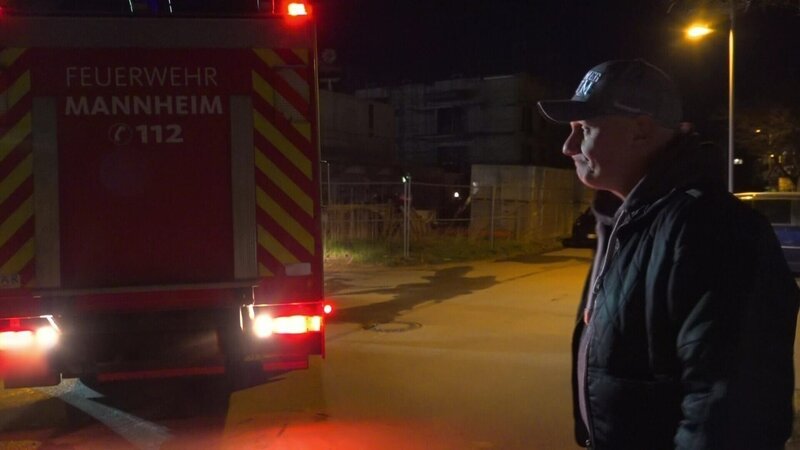 Feuerwehreinsatz in den Benz-Baracken. Elvis und seine Familie beobachten die Löscharbeiten … – Bild: RTLZWEI