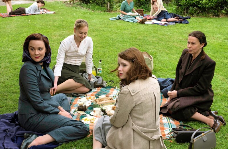 Millie (Rachael Stirling), Alice (Hattie Morahan), Lucy (Sophie Rundle) und Jean (Julie Graham) v.l.n.r. – Bild: WDR/​World Productions 2013