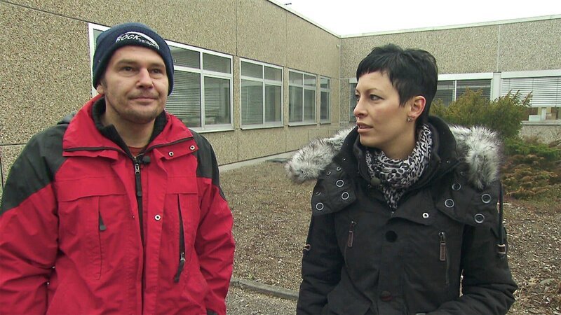 Rulfingen in Baden-Württemberg. Hier haben Antje und Micky ein 100 Jahre altes Fachwerkhaus für 49.000 Euro ersteigert – ungesehen. Der Schock kommt mit bei der Besichtigung: Die beiden haben eine 140 qm große Messie-Bude gekauft! Doch das frisch vermählte Paar lässt sich vom Anblick der Müllhalde nicht entmutigen. – Bild: RTL II