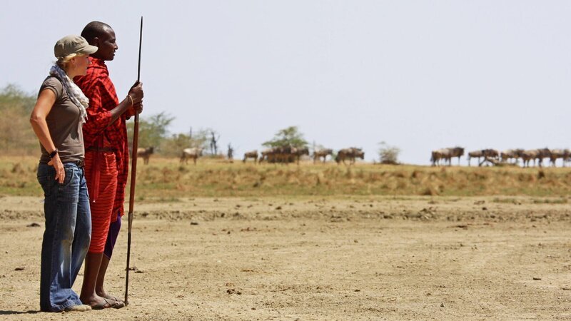 Moderatorin Andrea Jansen und Maasai Tengere in Tansania – Bild: ZDF und SRF