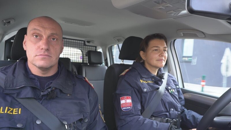 L-R: Abteilungsinspektor Christian, Kontrollinspektorin Karin – Bild: ATV L-R: Abteilungsinspektor Christian, Kontrollinspektorin Karin – Bild: ATV