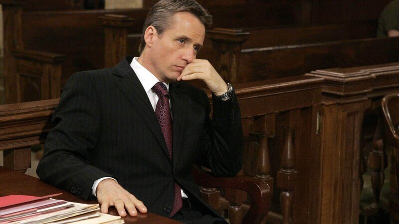 Staatsanwalt Michael Cutter (Linus Roache) gefällt die Entwicklung der Verhandlung gar nicht. Plötzlich hat ihr Angeklagter ein Alibi für die Tatzeit. – Bild: RTL /​ NBCUniversal All Rights Reserved