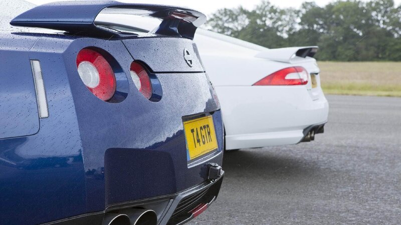 Der Nissan GT-R im Test gegen den Jaguar XKR-S auf der Top Gear-Teststrecke. – Bild: RTL /​ BBC Worldwide