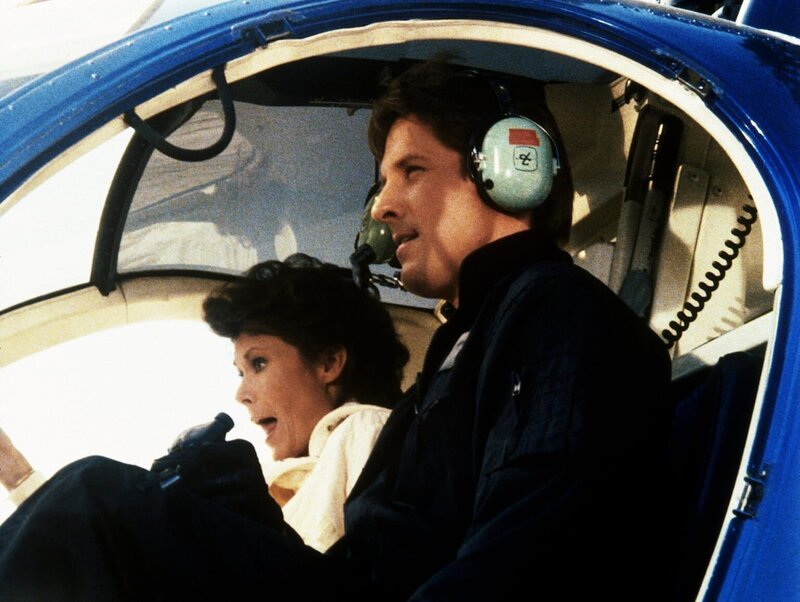 Mit einem Hubschrauber befreit Lee (Bruce Boxleitner, r.) Amanda (Kate Jackson, l.) aus den Händen skrupelloser Industrieller, die sie ermorden wollten … – Bild: Warner Brothers