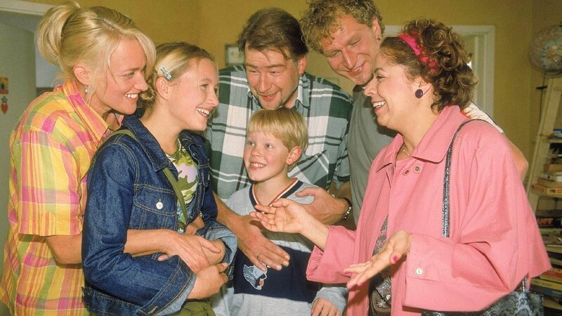 Die Freude ist groß: die geliebte Tochter der Kruses, Sandra, ist nach einem Jahr aus Amerika zurückgekommen. – Bild: RTL