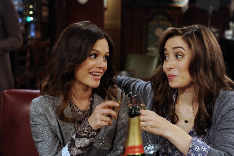 Rückblende in vergangene Zeiten: Tracy (Cristin Milioti, r.) und Cindy (Rachel Bilson, l.) … – Bild: 2014 Twentieth Century Fox Film Corporation. All rights reserved. Lizenzbild frei