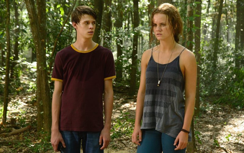 Kann Norrie (Mackenzie Lintz, r.) Joe (Colin Ford, l.) wirklich noch vertrauen, nachdem er so lange für die Gemeinschaft gearbeitet hat? – Bild: CBS Studios Inc.