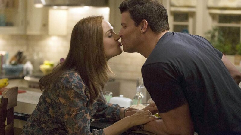 Booth (David Boreanaz) kümmert sich um Brennan (Emily Deschanel), die auch nach Pelants Tod von schrecklichen Alpträumen geplagt wird. – Bild: TVNOW /​ FOX