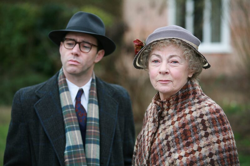 Inspector Huish (Reece Shearsmith), Miss Jane Marple (Geraldine McEwan) – Bild: Ale Kino! /​ Granada International (ITV PLC)