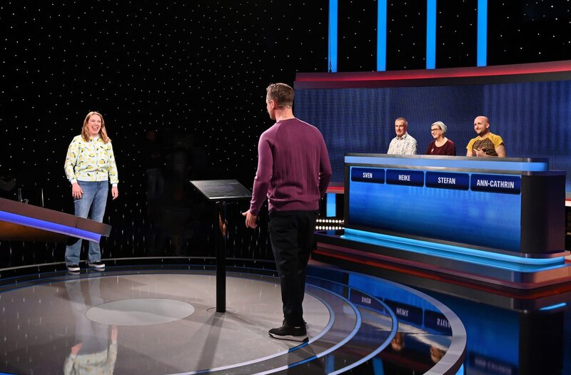 Moderator Alexander Bommes (M.) mit den Kandidaten: Ann-Cathrin Hebel (l.), Sven Möller (3.v.r.), Heike Pienkoß (2.v.r.) und Stefan Schiefelbein (r.). – Bild: ARD/​Uwe Ernst